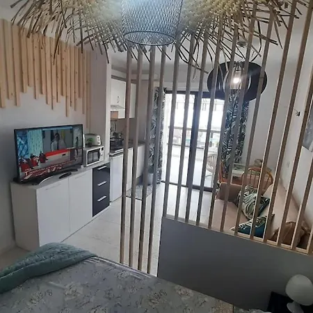 Central Studio With Sea View Balcony! Lägenhet